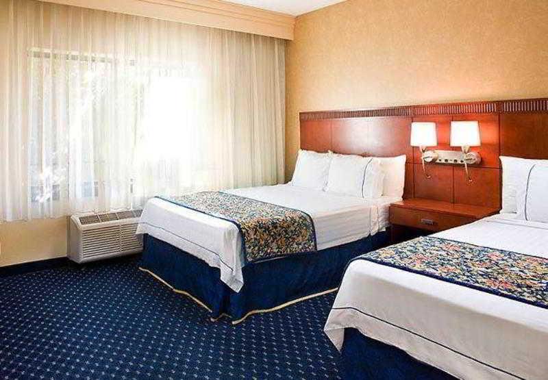 Courtyard By Marriott Central Park Hotel