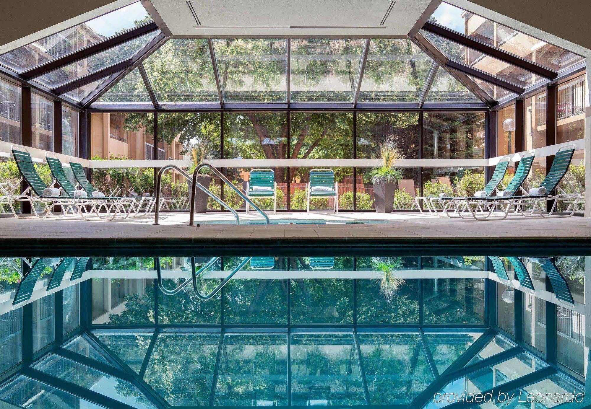 Courtyard By Marriott Central Park Hotel